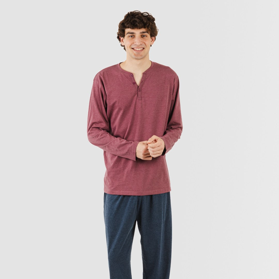 Pijama masculino comprido com botões na cor bordô e azul-marinho.
