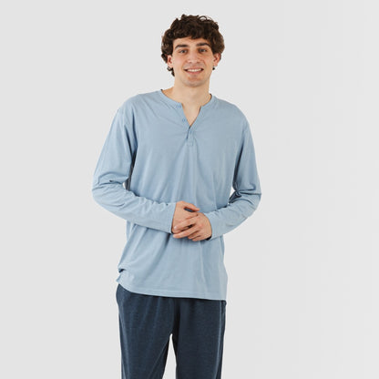 Pijama masculino comprido com botões, nas cores índigo e azul marinho.