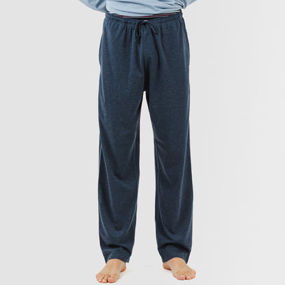 Pijama masculino comprido com botões, nas cores índigo e azul marinho.