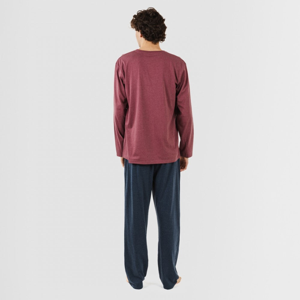 Pijama masculino comprido com botões na cor bordô e azul-marinho.