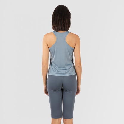 Conjunto esportivo feminino com leggings curtas em tons de índigo claro e escuro.