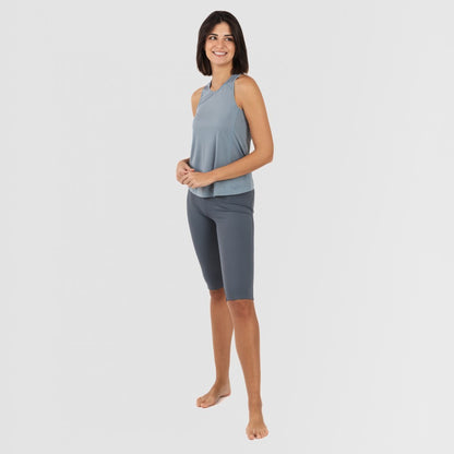 Conjunto esportivo feminino com leggings curtas em tons de índigo claro e escuro.