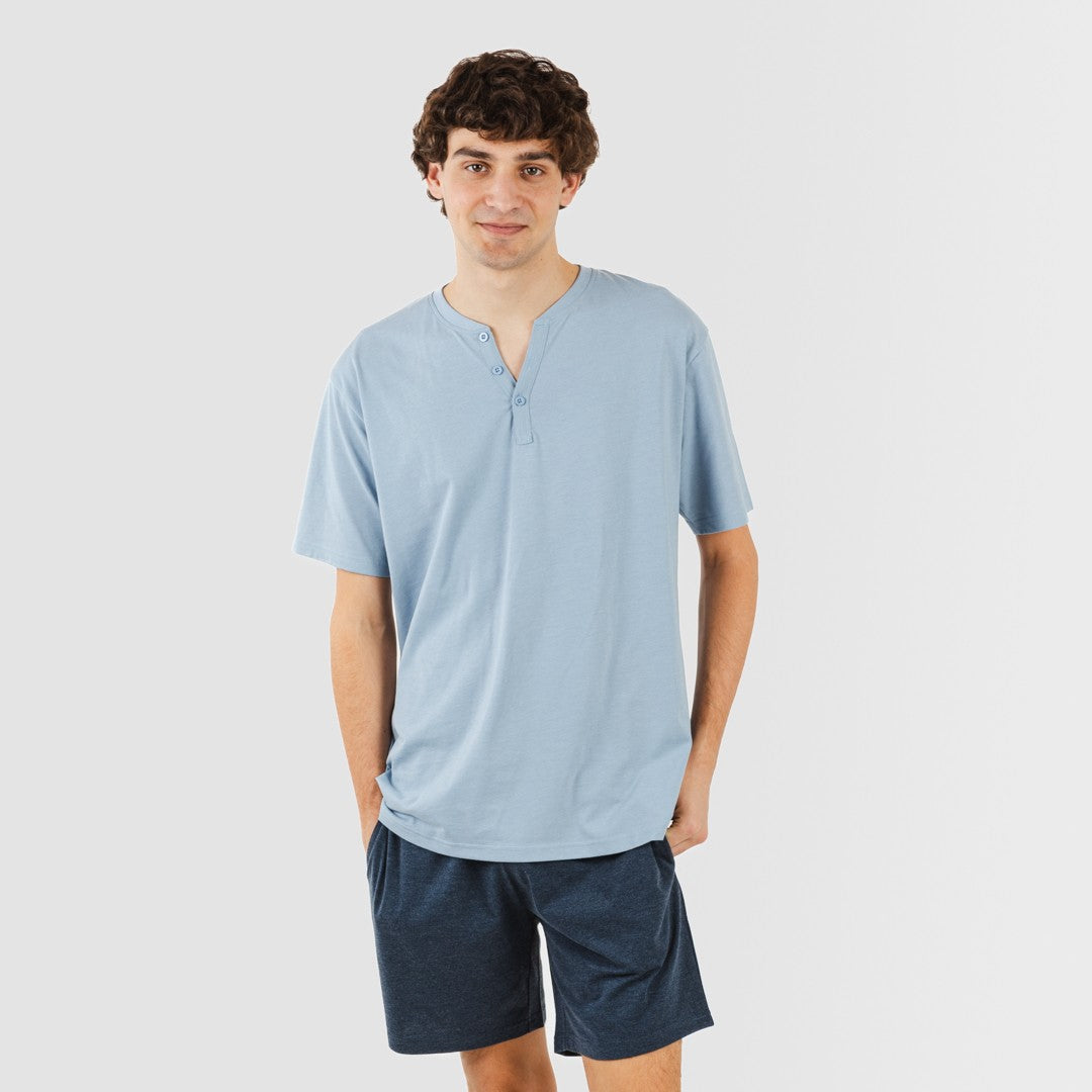 Pijama masculino curto com botões, nas cores índigo e azul marinho.