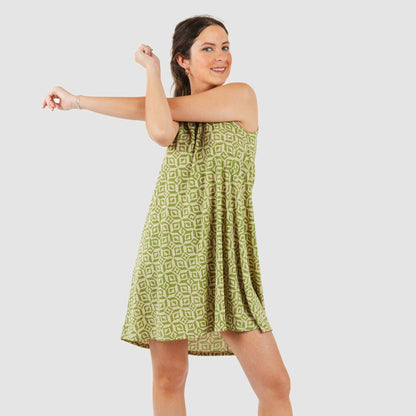 Vestido curto de crepe com alças na cor verde grama coríntia