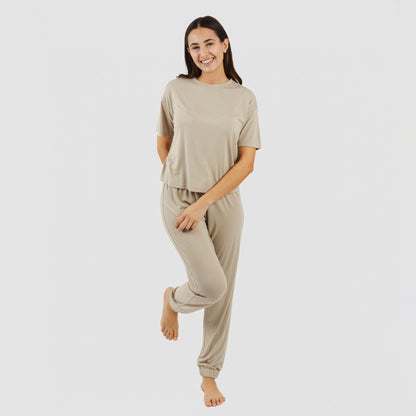 Pijama feminino de viscose lisa, manga curta e comprimento longo.