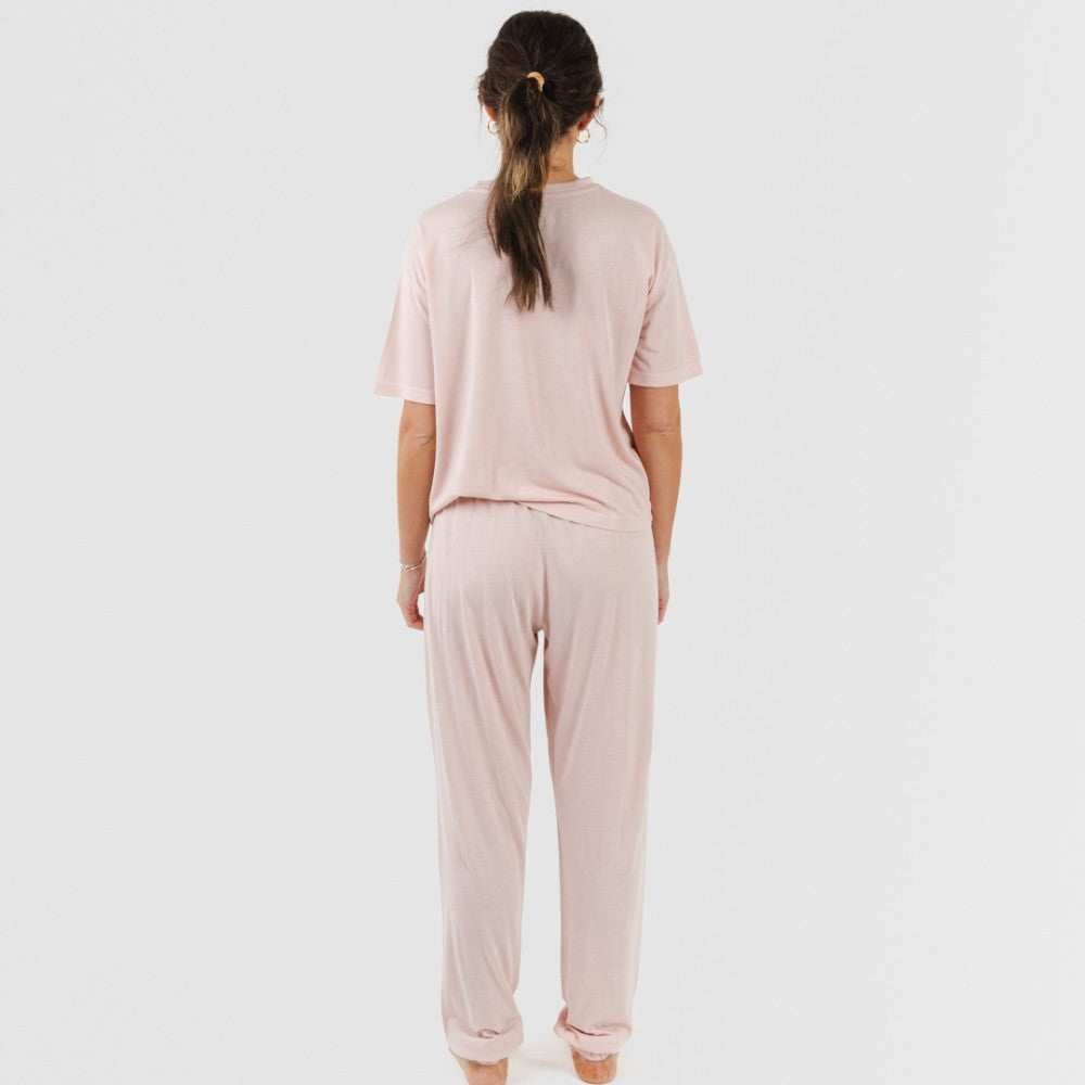 Pijama feminino de viscose lisa, manga curta e comprimento longo.