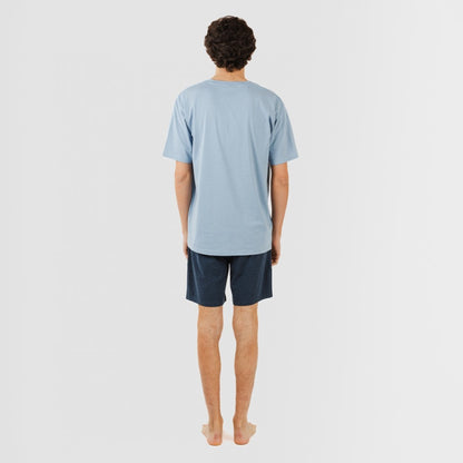 Pijama masculino curto com botões, nas cores índigo e azul marinho.