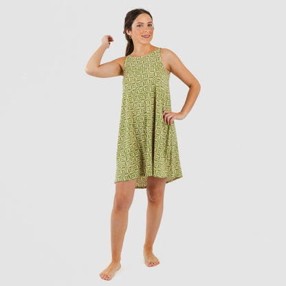 Vestido curto de crepe com alças na cor verde grama coríntia