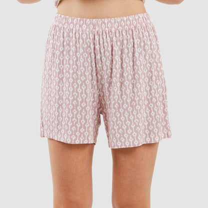 Pijama feminino Ellene de viscose, manga curta e modelagem fluida, na cor rosa claro.