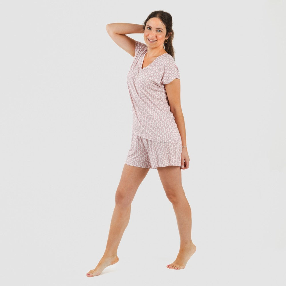 Pijama feminino Ellene de viscose, manga curta e modelagem fluida, na cor rosa claro.