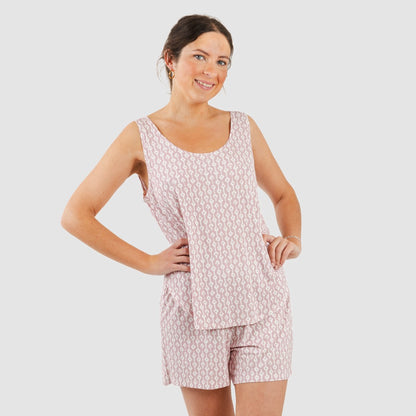 Pijama feminino Ellene de viscose com alças finas na cor rosa claro.