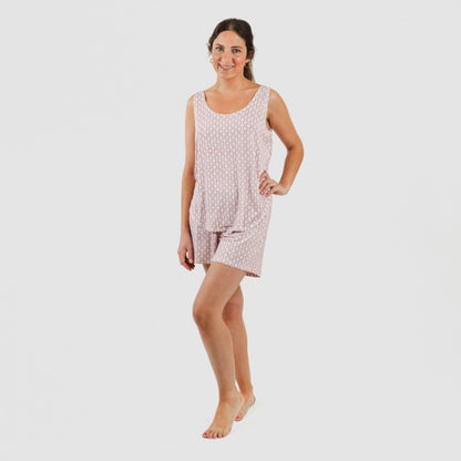 Pijama feminino Ellene de viscose com alças finas na cor rosa claro.