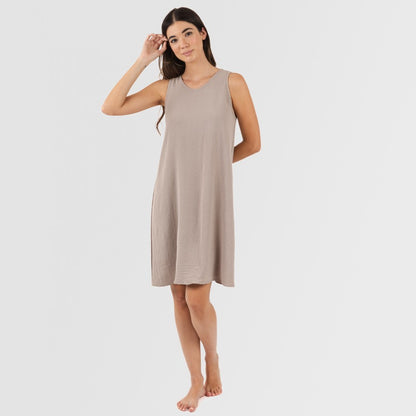 Vestido curto com alças, em musselina de algodão lisa.