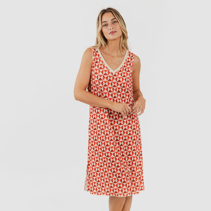 Vestido midi Tucson com alças finas na cor terracota.