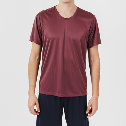 Conjunto esportivo curto masculino, em tons de vinho e azul-marinho.