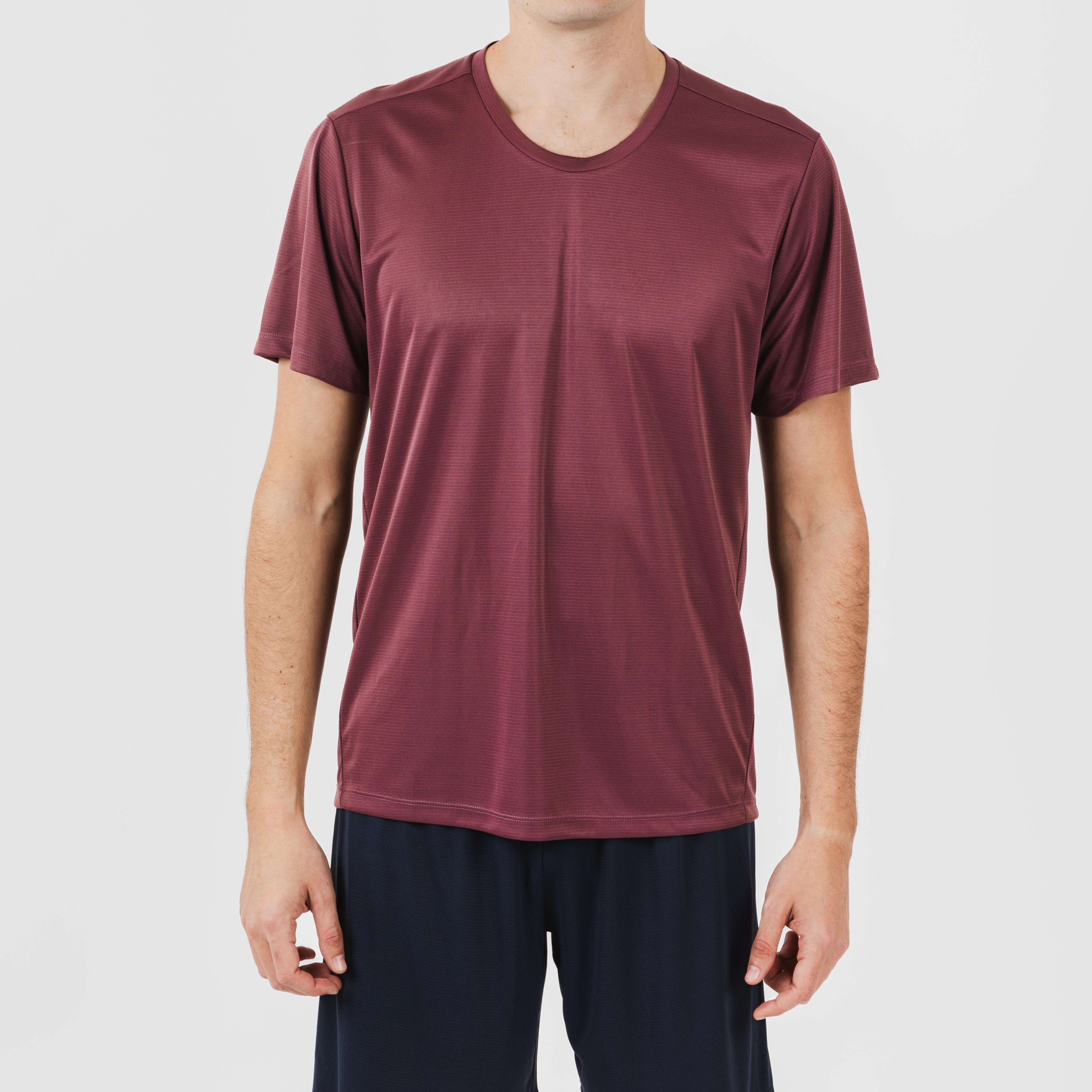 Conjunto esportivo curto masculino, em tons de vinho e azul-marinho.