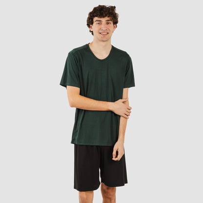 Conjunto esportivo curto masculino, verde-garrafa e preto.