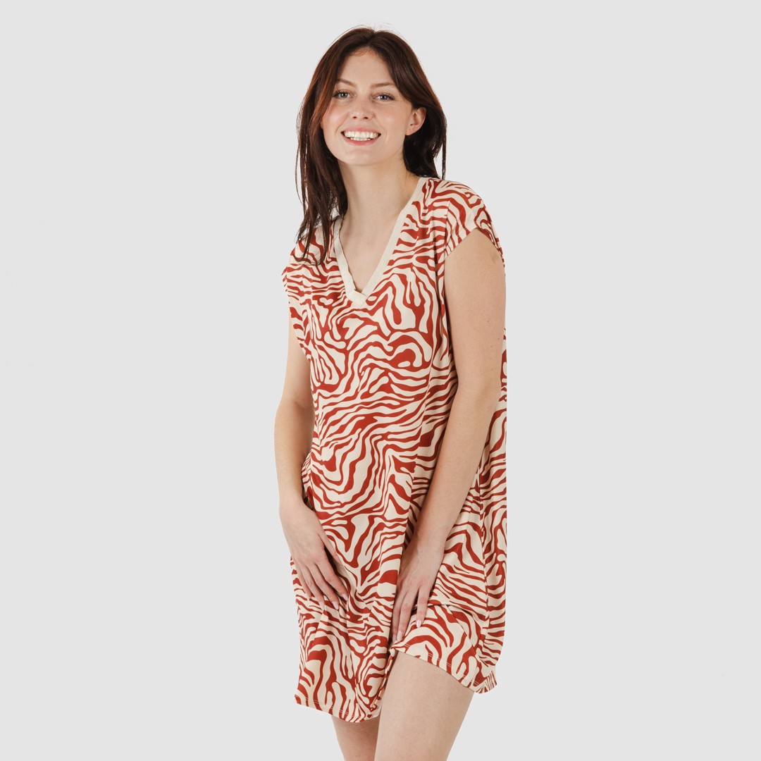 Vestido curto Palmina com mangas fluidas e macias, cor terracota.