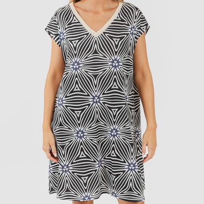 Vestido Naty de mangas curtas e modelagem fluida em tons suaves de bege e preto.