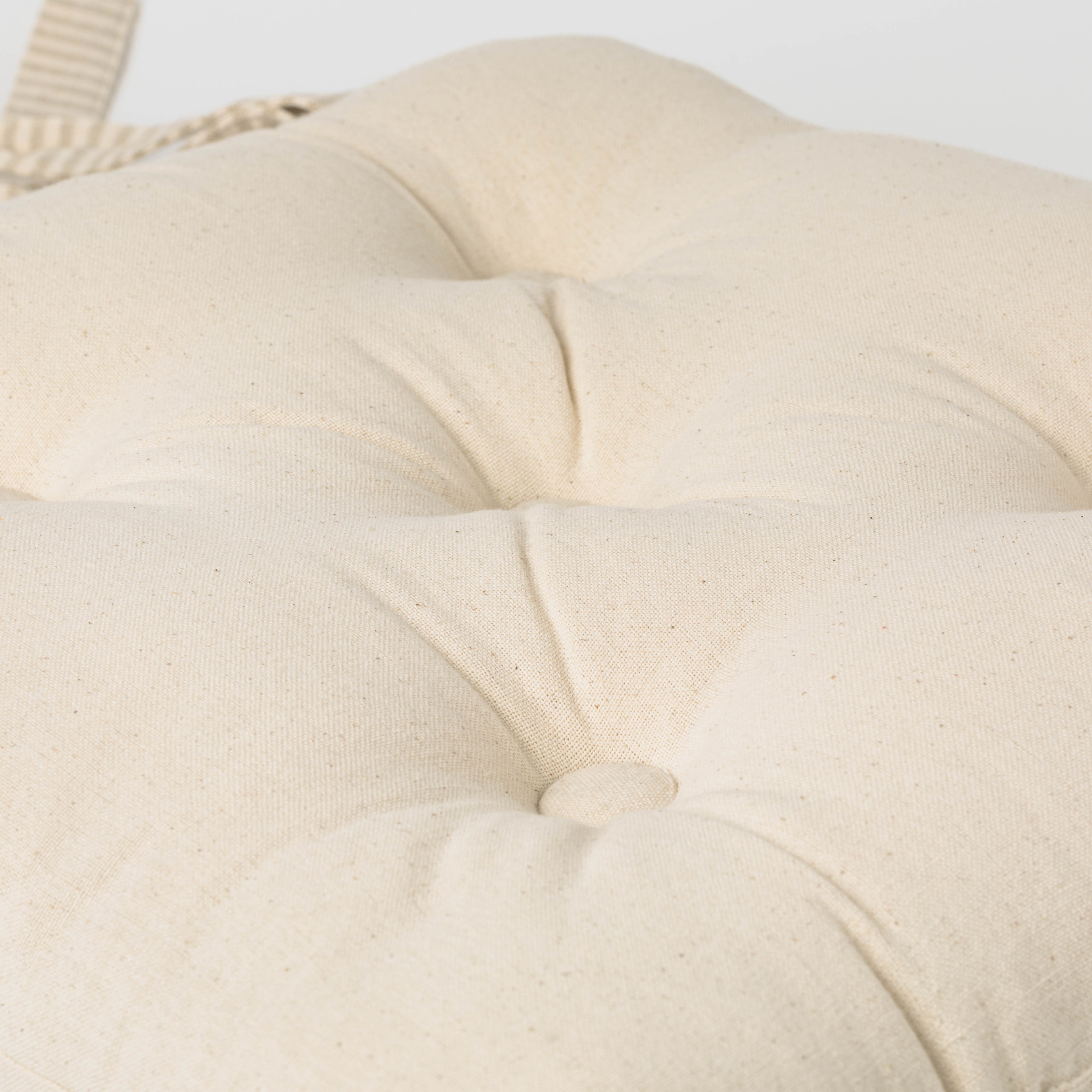 Almofada de algodão simples com botões e ferro de passar.