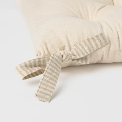 Almofada de algodão simples com botões e ferro de passar.