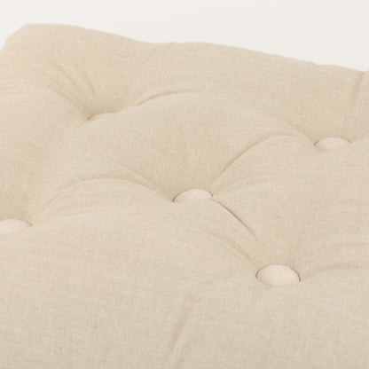 Almofada de algodão simples com botões e ferro de passar.