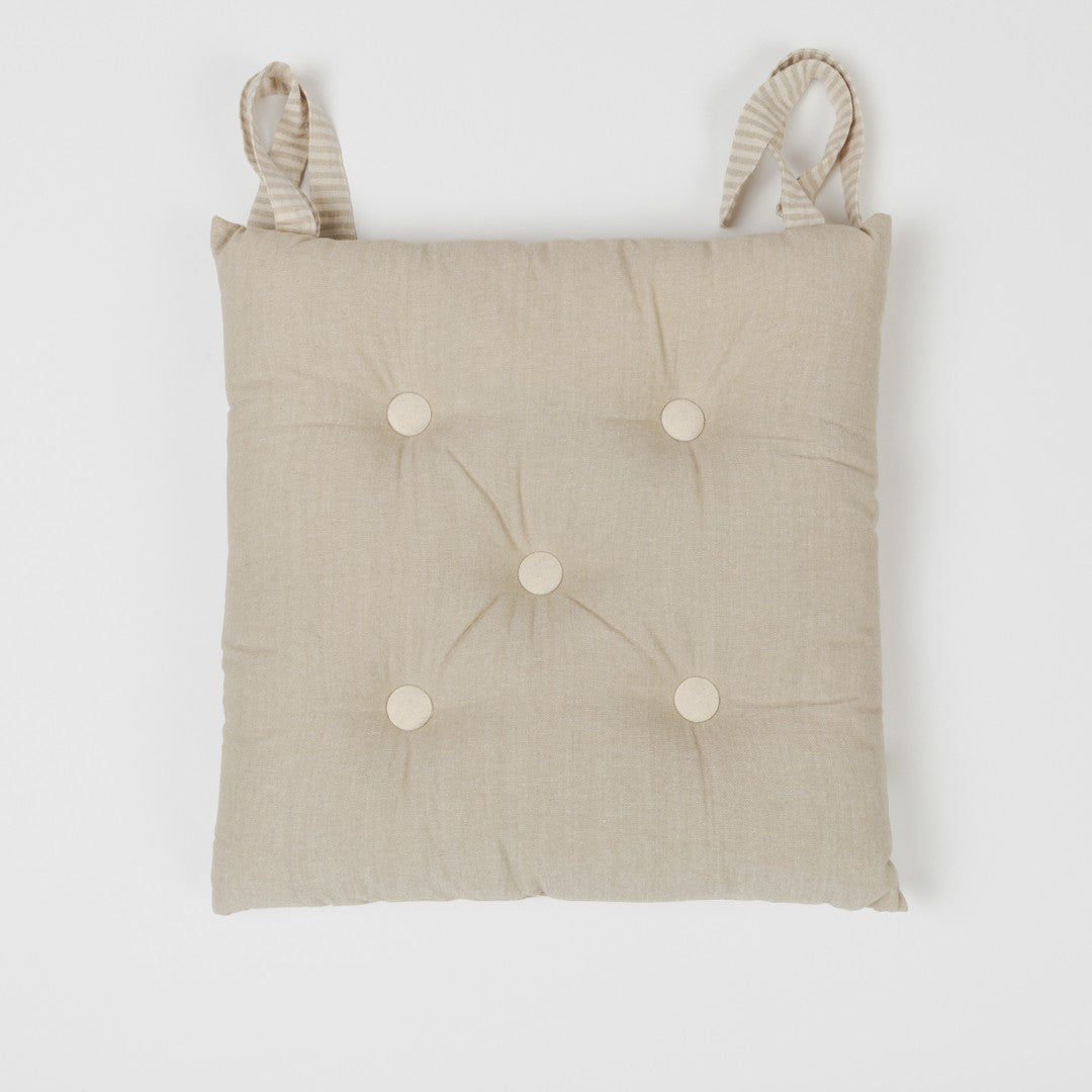 Almofada de algodão simples com botões e ferro de passar.