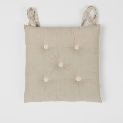 Almofada de algodão simples com botões e ferro de passar.