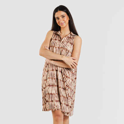 Vestido curto marrom limão com gola e lapela suaves.