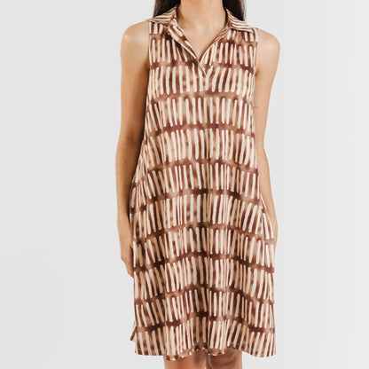 Vestido curto marrom limão com gola e lapela suaves.