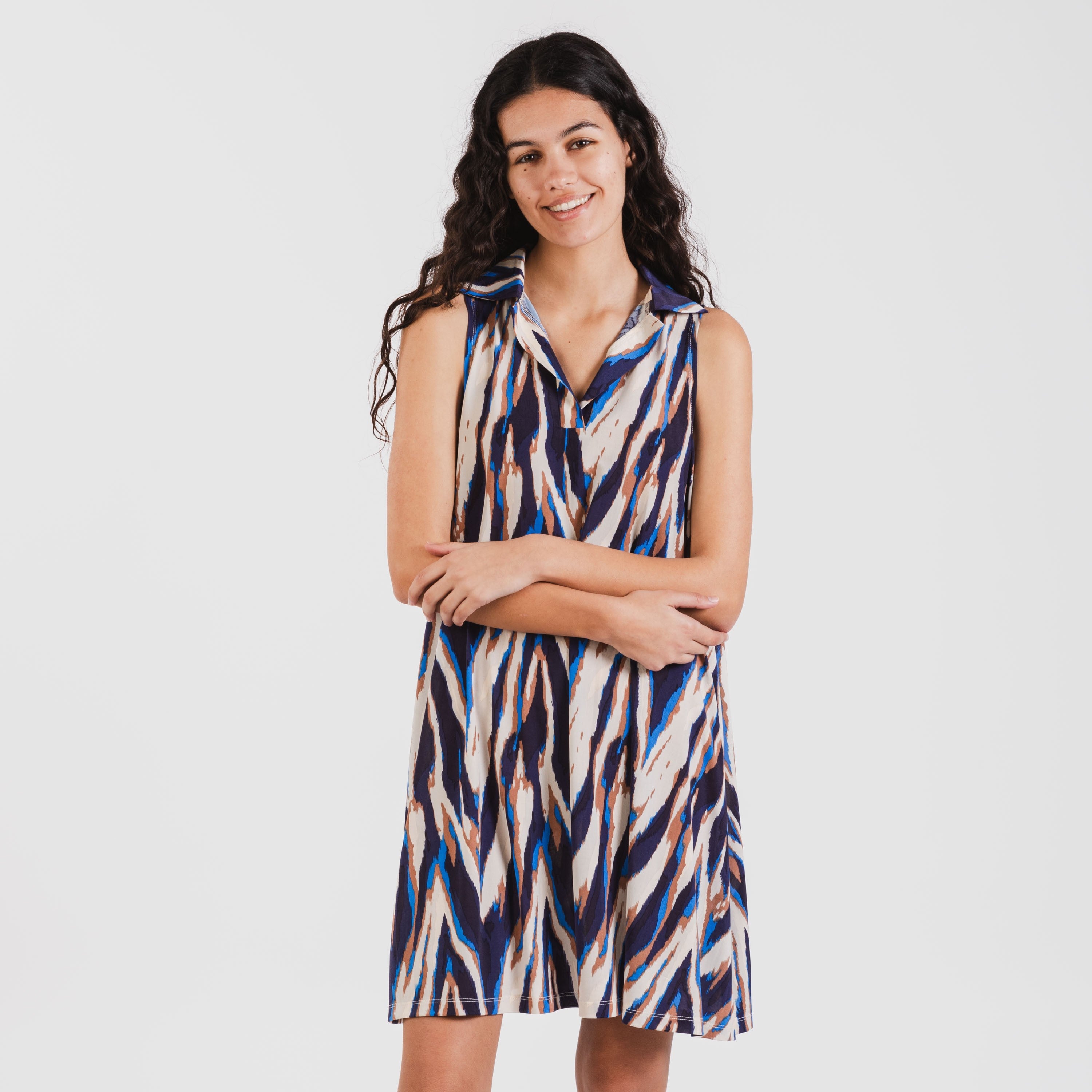 Vestido curto azul Catherine com gola e lapela suaves.