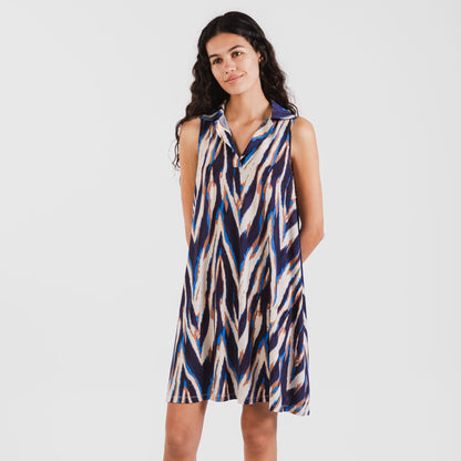 Vestido curto azul Catherine com gola e lapela suaves.