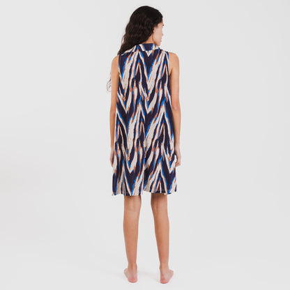 Vestido curto azul Catherine com gola e lapela suaves.