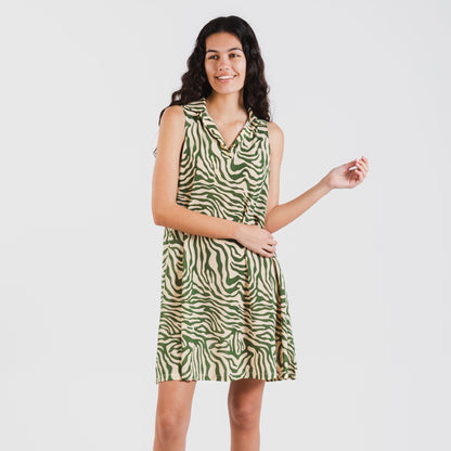 Vestido curto verde Palmina com gola e lapela suaves.