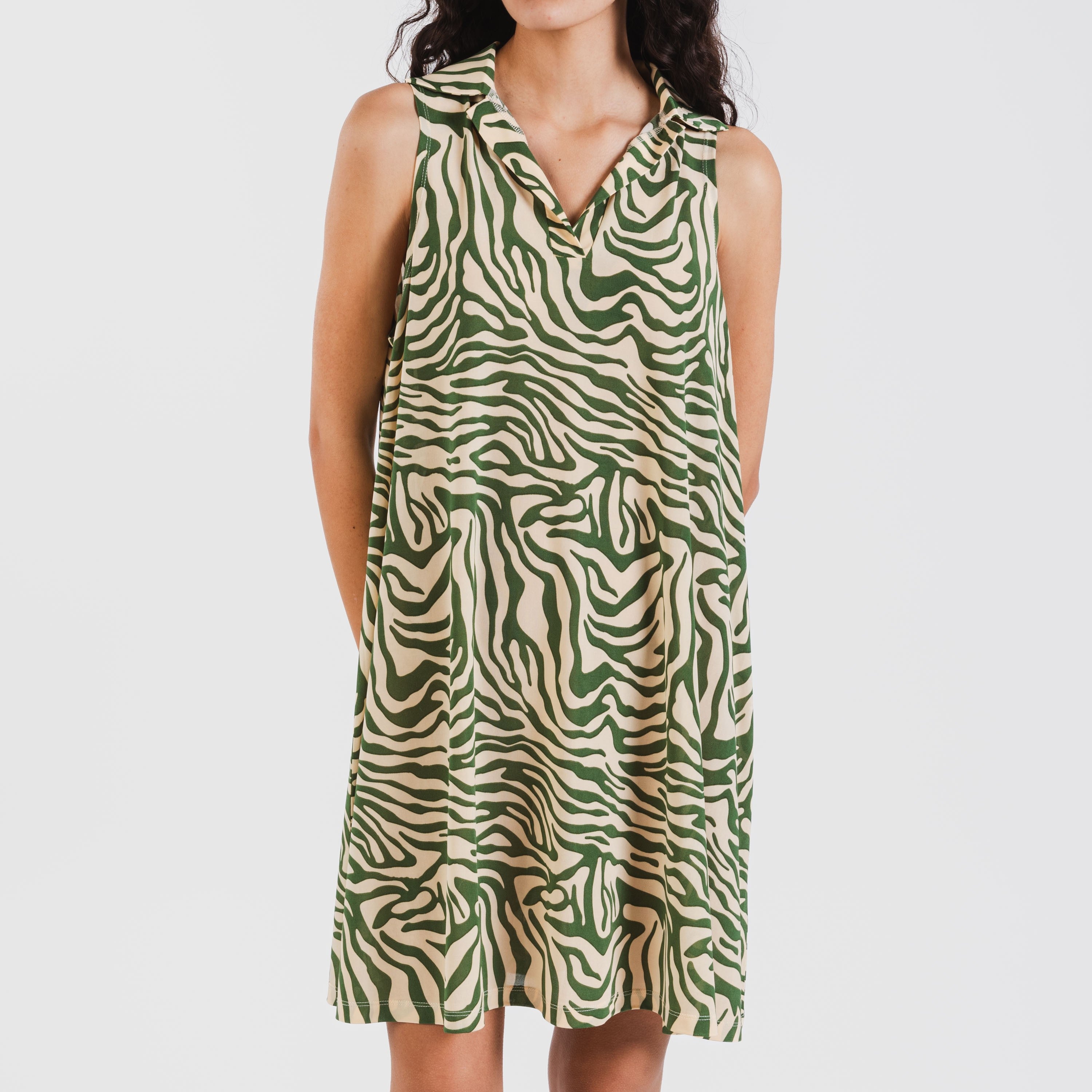 Vestido curto verde Palmina com gola e lapela suaves.