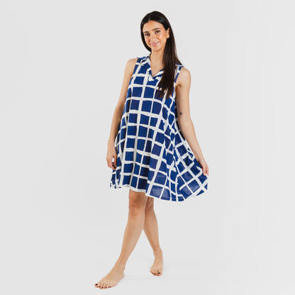 Vestido curto azul marinho Naroa com gola e lapela suaves.