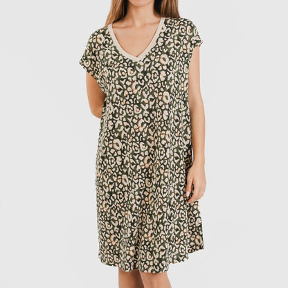 Vestido curto Milina verde-caça em crepe com mangas fluidas.