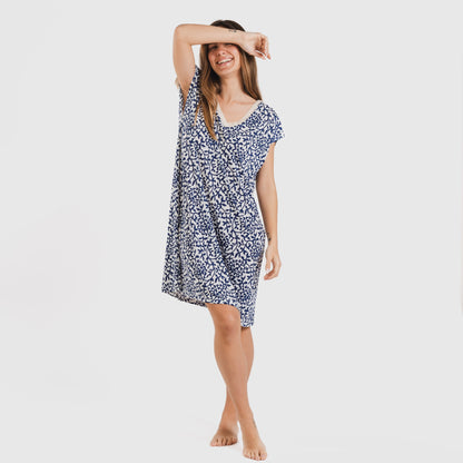 Vestido curto Meritxell azul marinho com mangas fluidas e macias