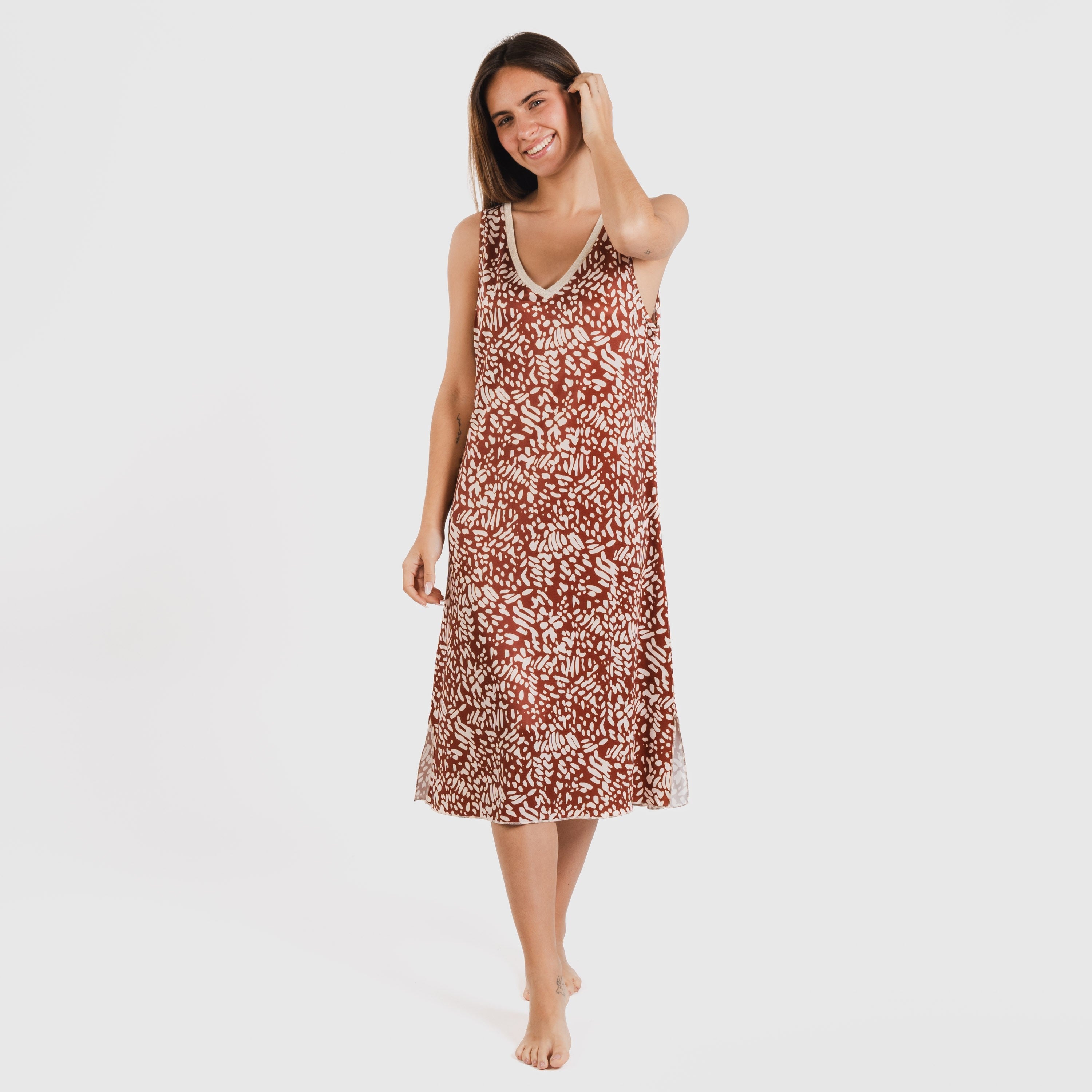 Vestido midi Miquela marrom com alças finas