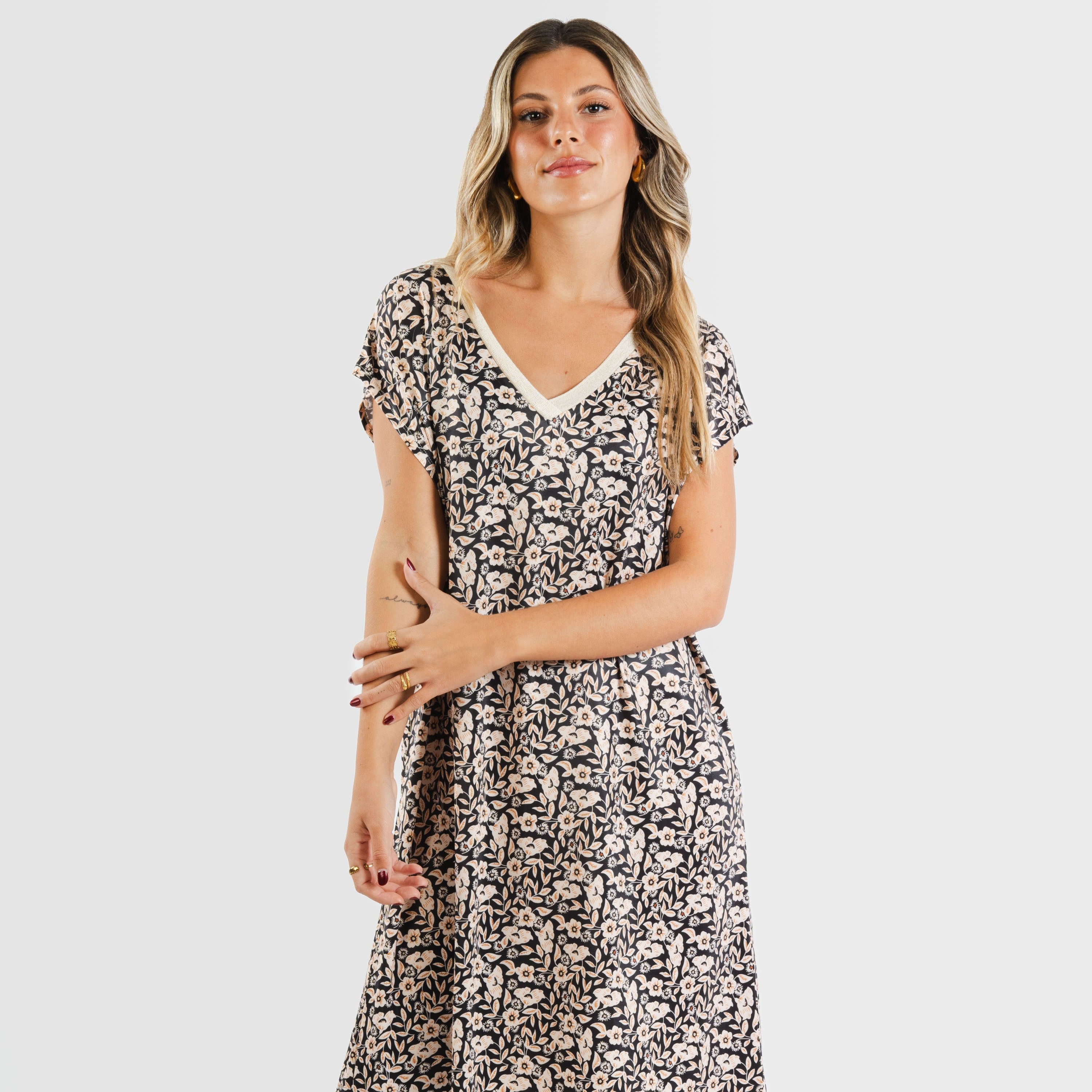 Vestido Paterna de mangas curtas e fluidas em tons de marrom e preto.