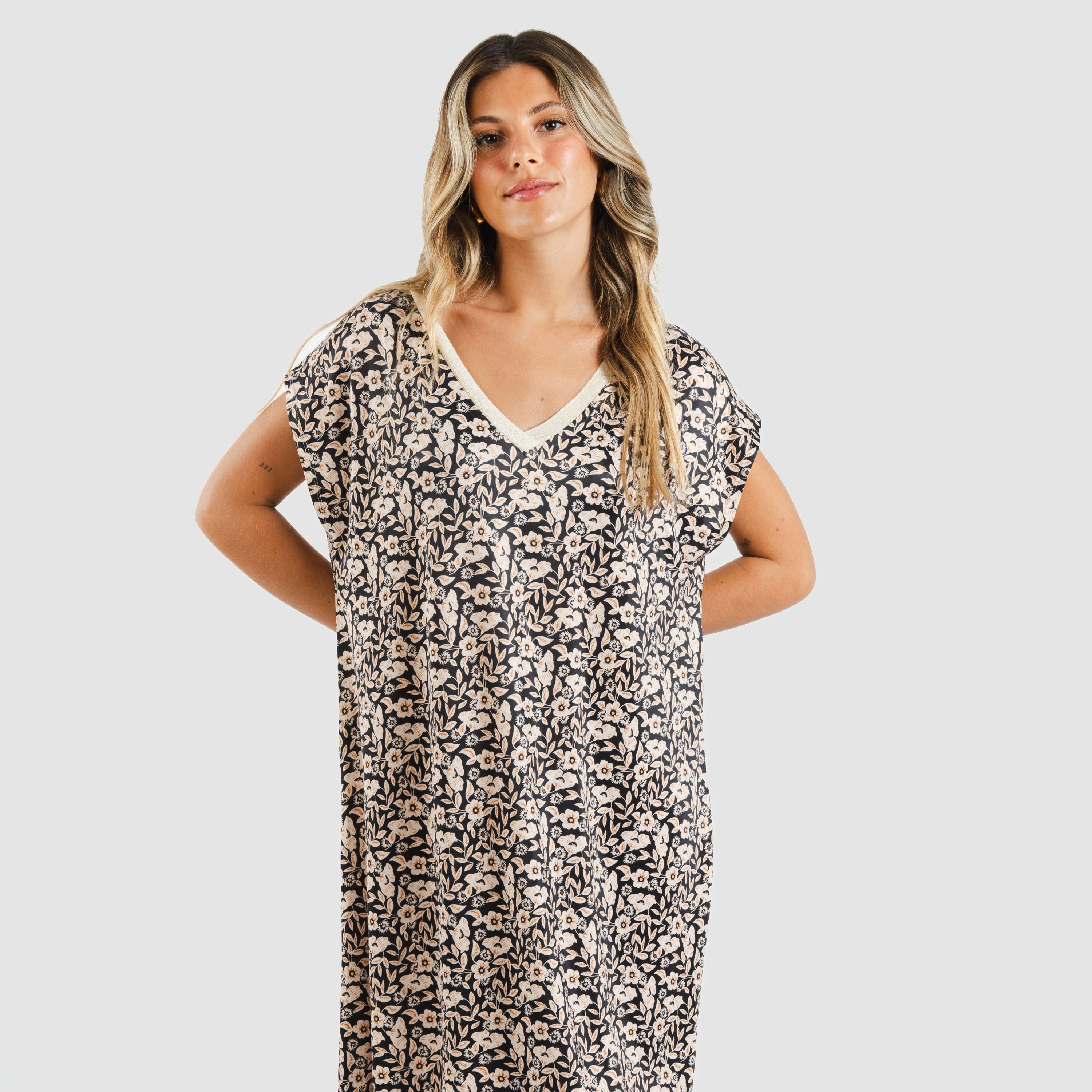 Vestido Paterna de mangas curtas e fluidas em tons de marrom e preto.