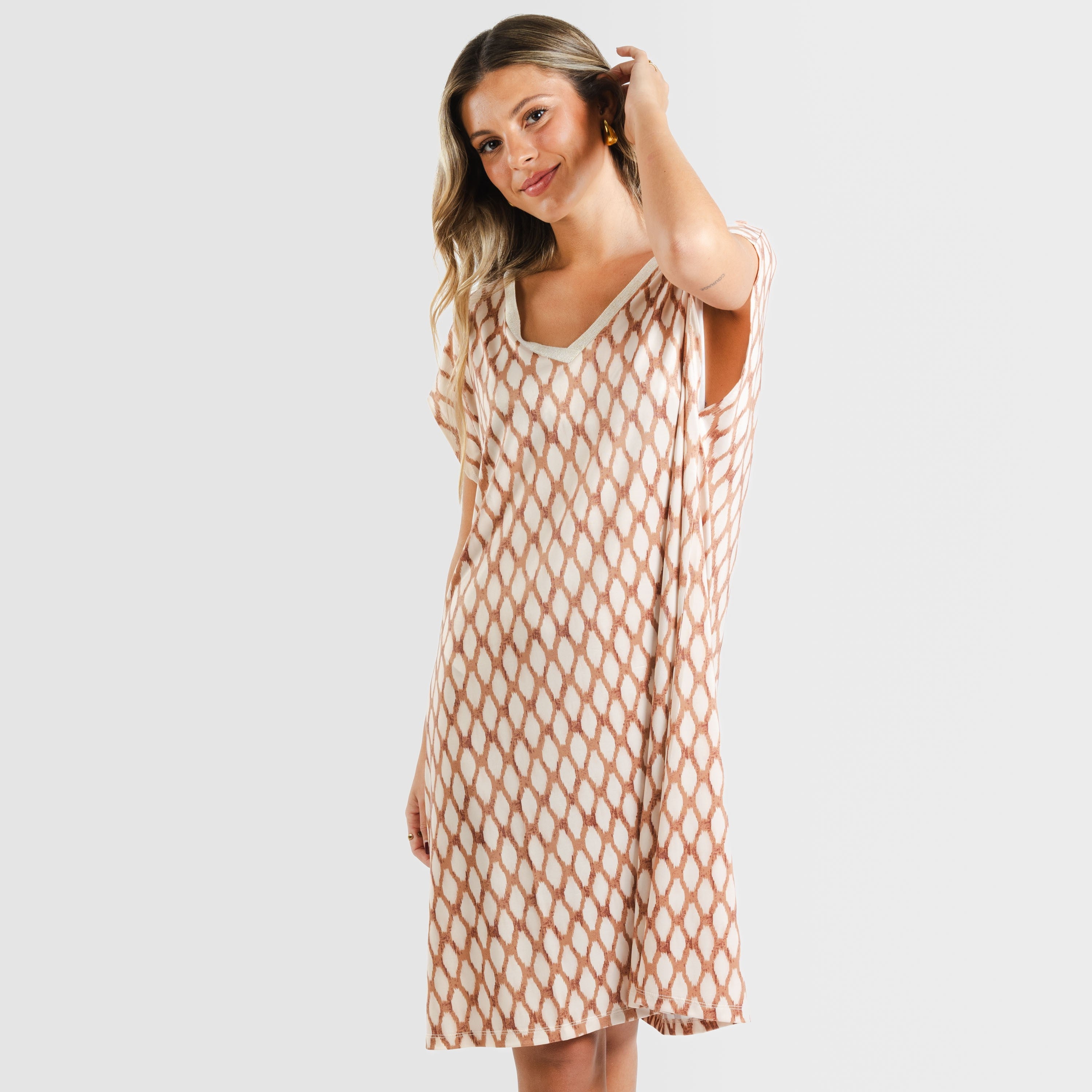 Vestido Orlando de manga curta na cor areia macia