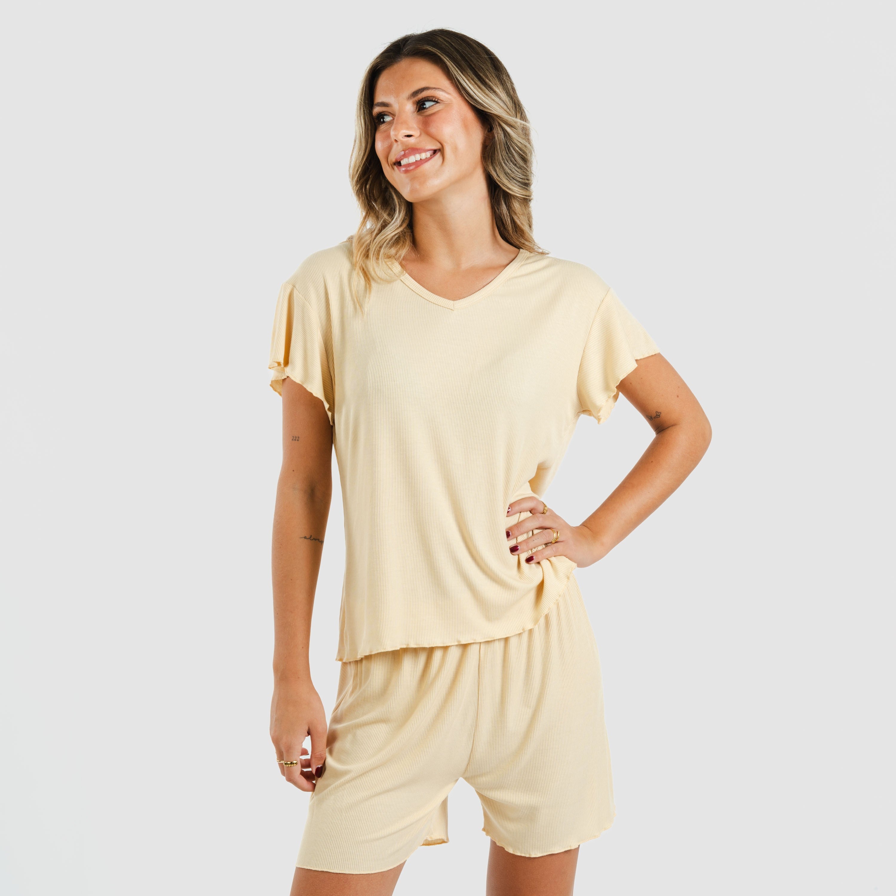 Pijama feminino de manga curta em tecido canelado de viscose liso.