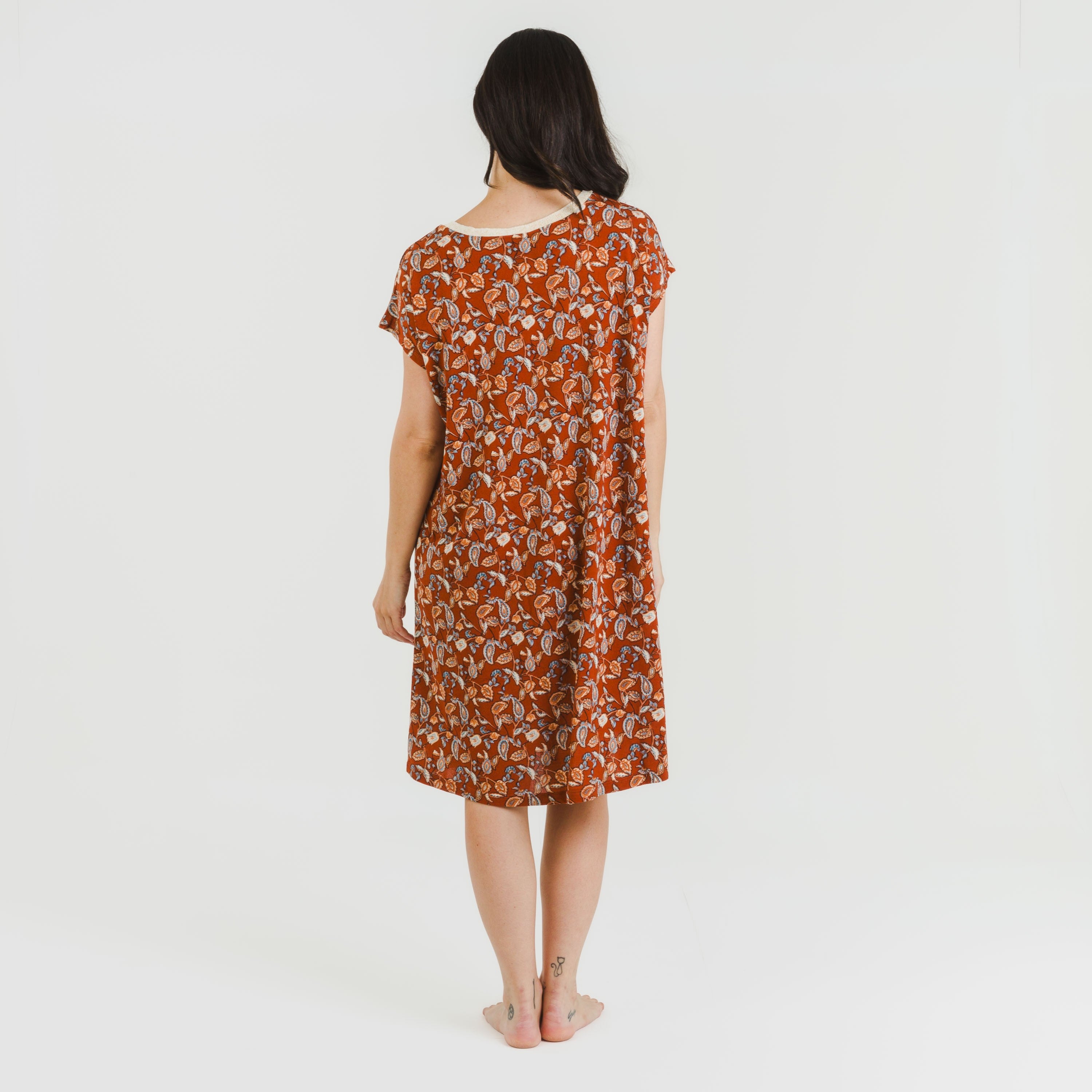 Vestido de crepe de manga curta, cor terracota