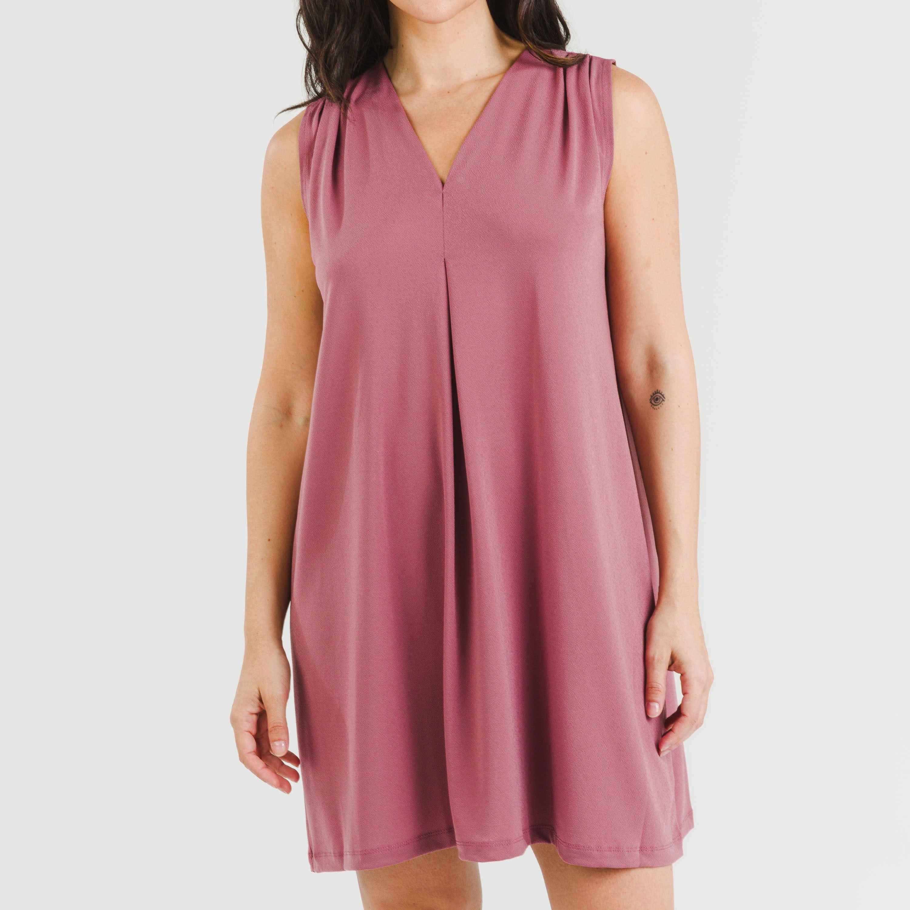 vestido curto liso de crepe