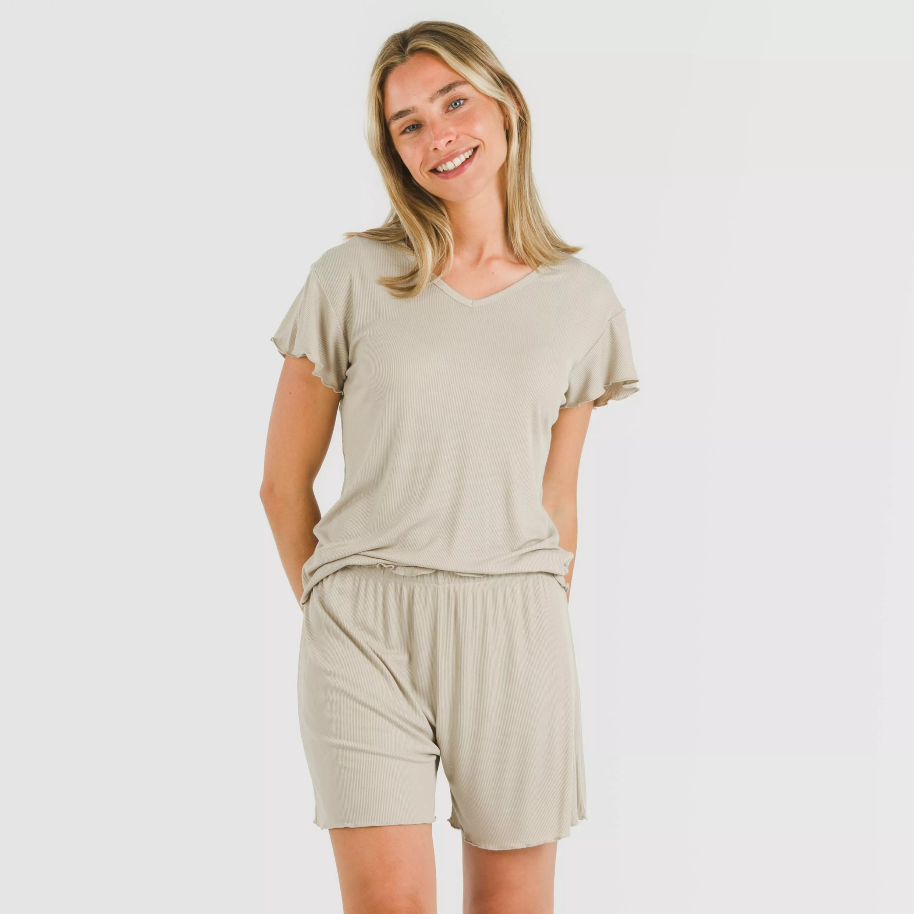 Pijama feminino de manga curta em tecido canelado de viscose liso.