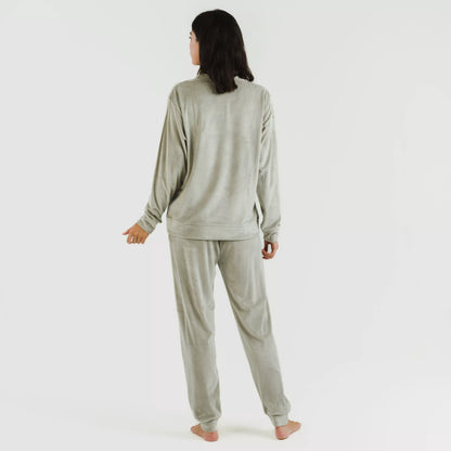 Pijama comprido de veludo liso