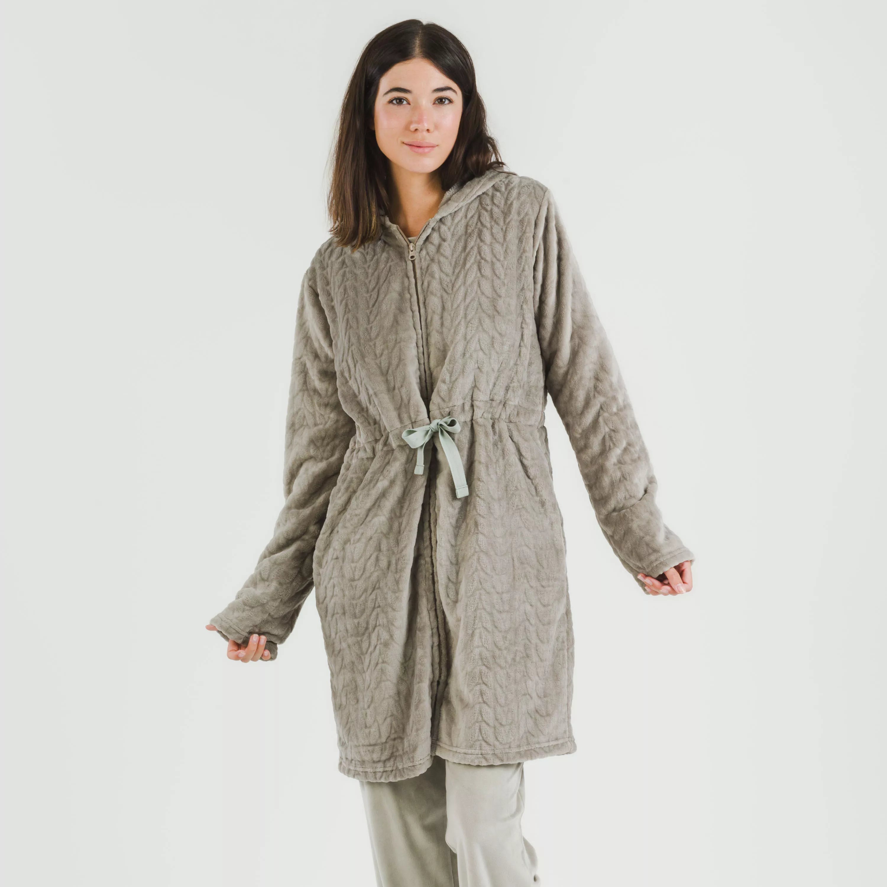 Robe de veludo Devoré liso com capuz.