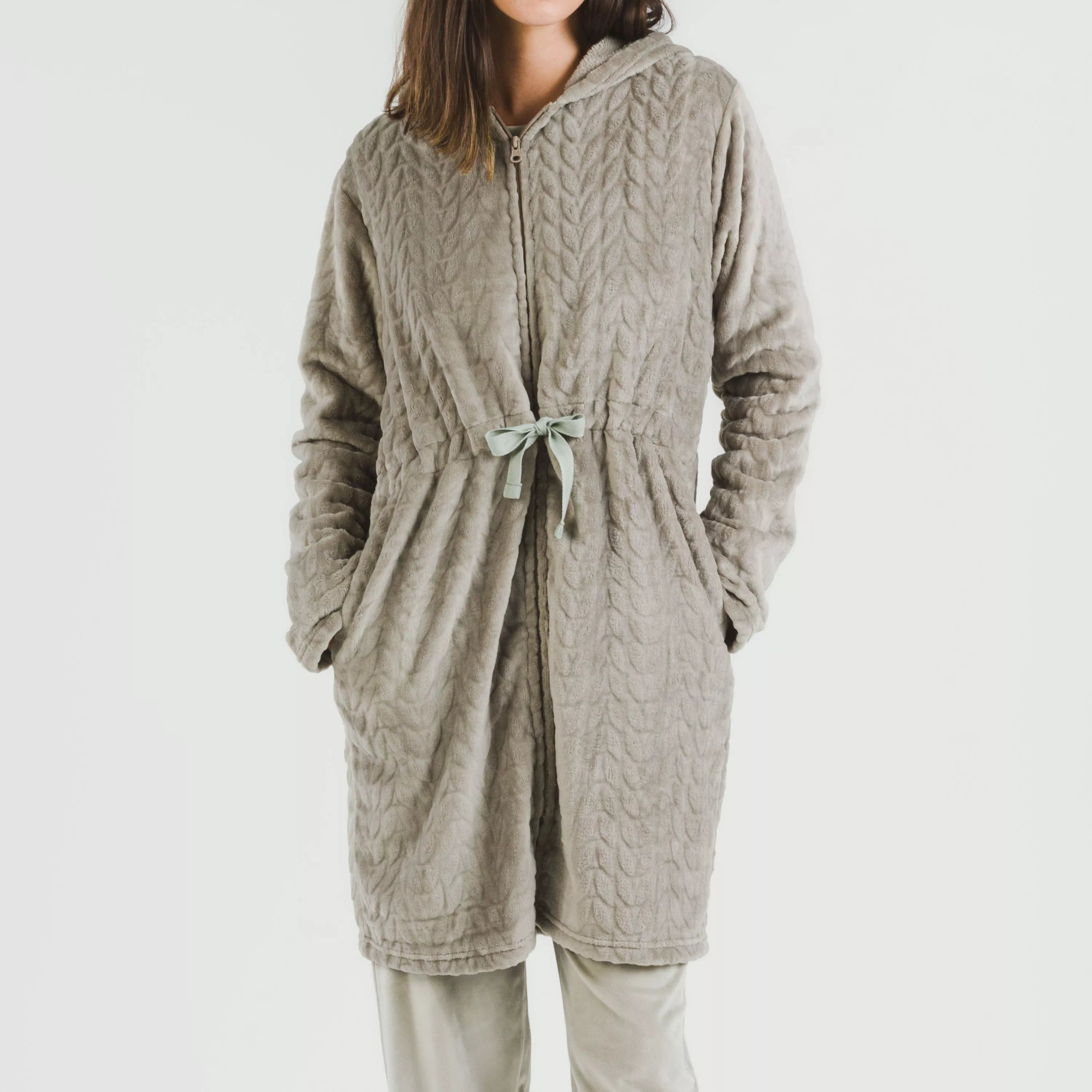 Robe de veludo Devoré liso com capuz.