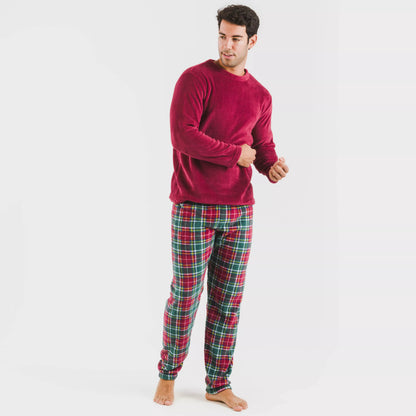 Pijama masculino de lã coral com brincos de argola bordô.